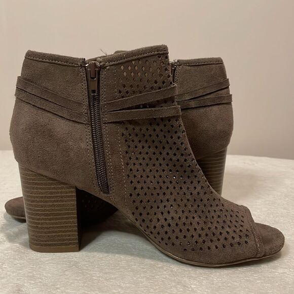 Altar’d State- “Hanover” Neutral Peep Toe Zip Perforated Booties- Size 8.5 - Picture 8 of 11